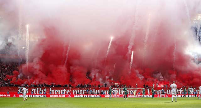 Multa récord al Colonia: ¡Casi 600.000 euros por el uso de bengalas!