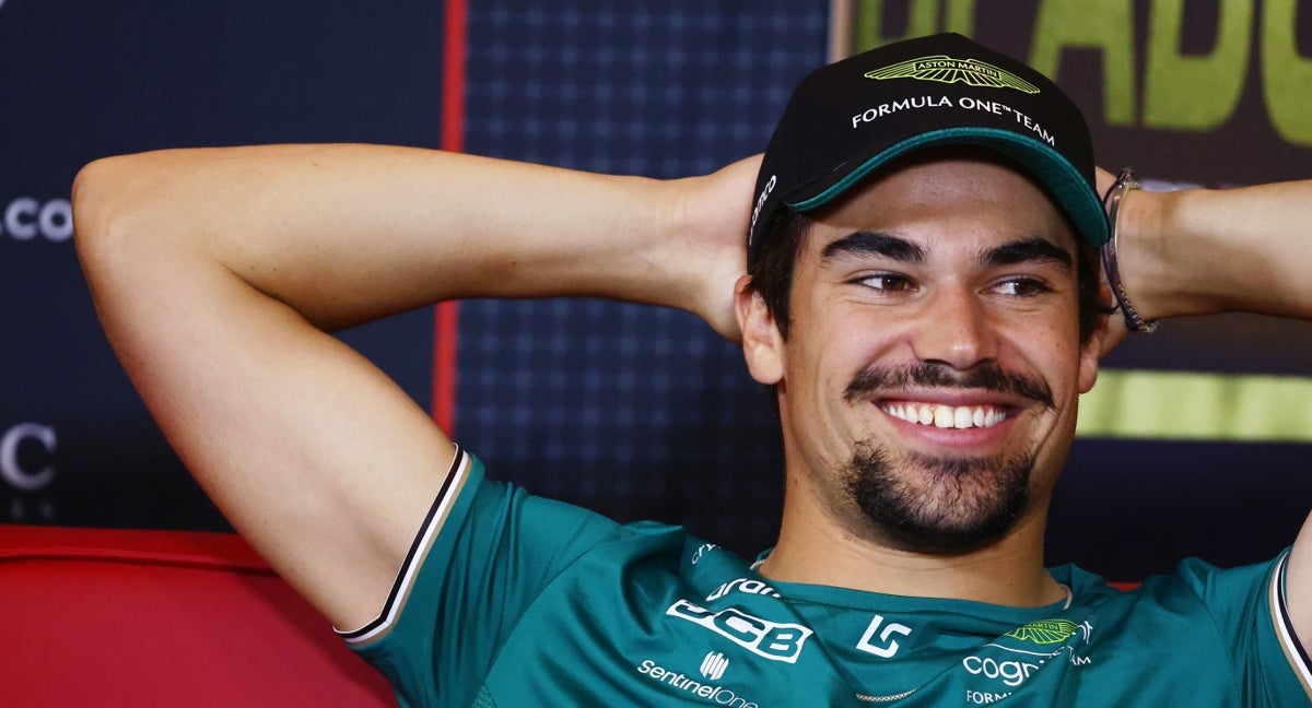 Lance Stroll sonríe durante una rueda de prensa de la F1 2023.
