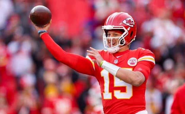 Mahomes calentando antes del partido ante Buffalo.  AFP