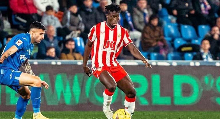 Marciano encara a Diego Rico en el Getafe-Almería.