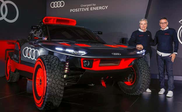 Carlos Sainz y Lucas Cruz junto al Audi que llevarán en el Dakar 2024. EFE