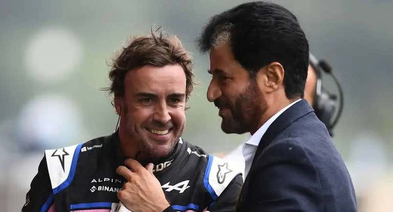Fernando Alonso y el presidente de la FIA, Mohammed Ben Sulayem.