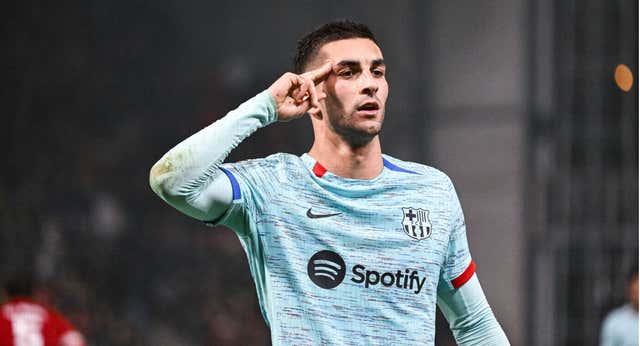 Ferran Torres regresa al kilómetro cero nadando entre dos aguas