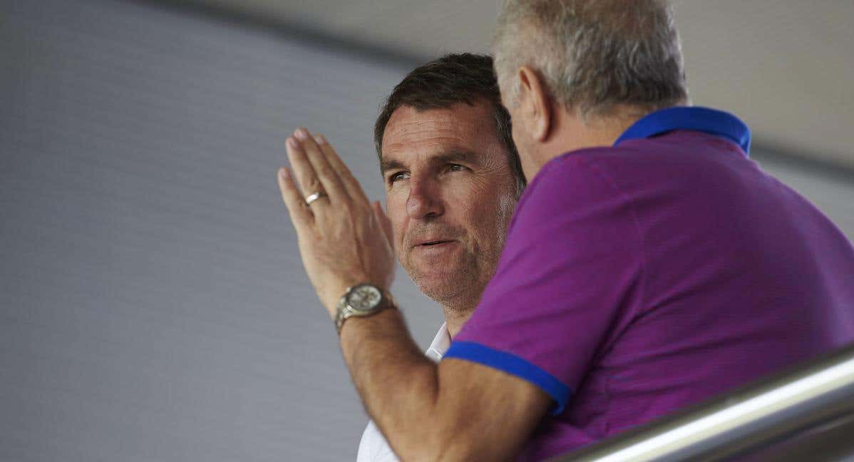 Robert Fernández observa un entrenamiento del Barcelona durante su época como directo deportivo del club azulgrana.