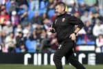 El entrenador del Eldense vuelve a tirar de su título de médico para ayudar en un susto en un estadio