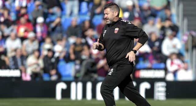 El entrenador del Eldense vuelve a tirar de su título de médico para ayudar en un susto en un estadio
