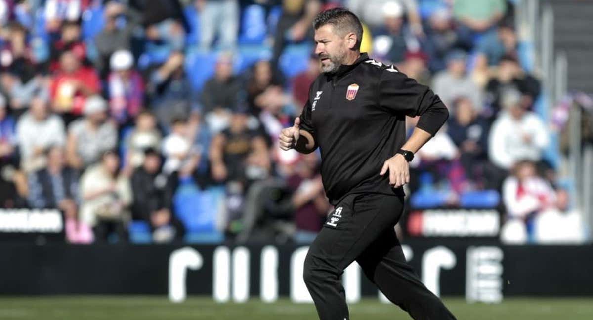 Fernando Estévez corriendo para atender al aficionado en las gradas.
