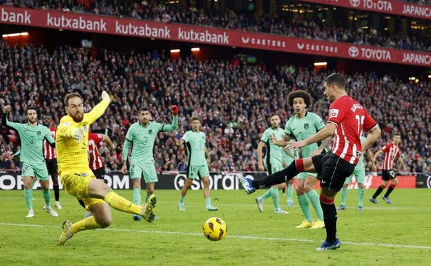 Guruzeta remata ante la salida de Oblak en el primer gol de la tarde. Reuters