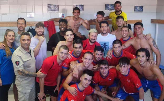 Parejo, de blanco, celebra la victoria del Coslada ante el Vicálvaro en el vestuario del equipo.  CD COSLADA