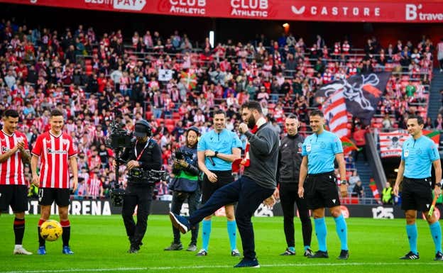 Rahm realiza el saque de honor en San Mamés. Athletic Club