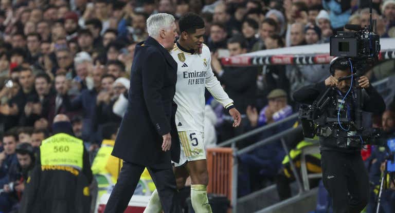 Ancelotti abraza a Bellingham ante el Villarreal.