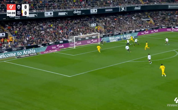 Pase de Raphinha para Joao Félix para el 0-1.  WYSCOUT