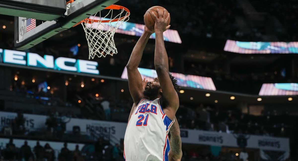 Joel Embiid, estrella de los 76ers,  machaca el aro de los Hornets. /REUTERS