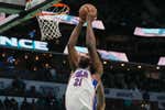 Joel Embiid reclama el MVP con otra exhibición: le gana por 53 a los Hornets