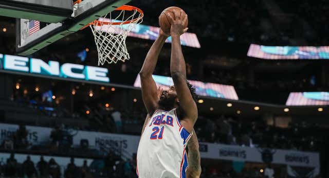 Joel Embiid reclama el MVP con otra exhibición: le gana por 53 a los Hornets