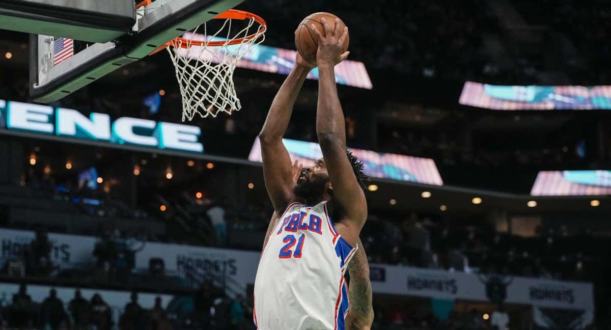 Joel Embiid, estrella de los 76ers, machaca el aro de los Hornets.