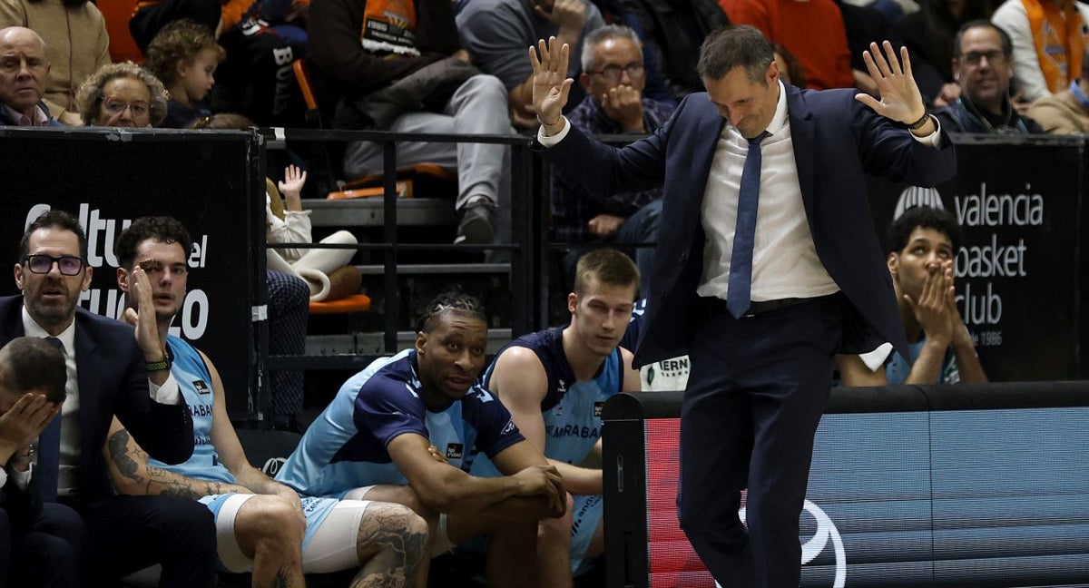 Natxo Lezkano y el banquillo del MoraBanc Andorra, durante una acción del partido en Valencia.