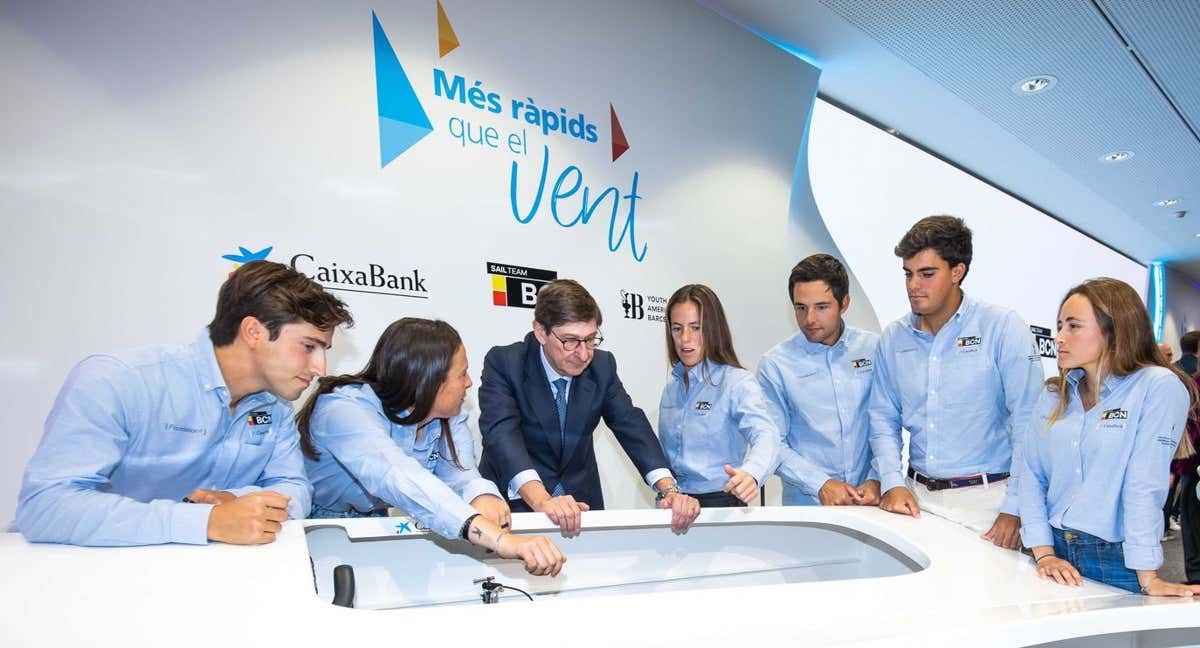 Silvia Mas explica a José Ignacio Goirigolzarri el funcionamiento del simulador.