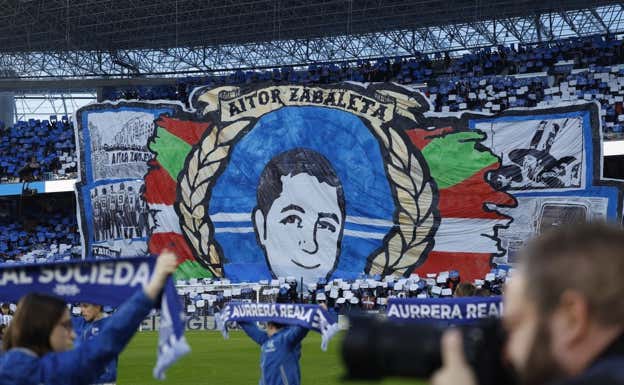 El tifo en homenaje a Aitor Zabaleta.  Efe