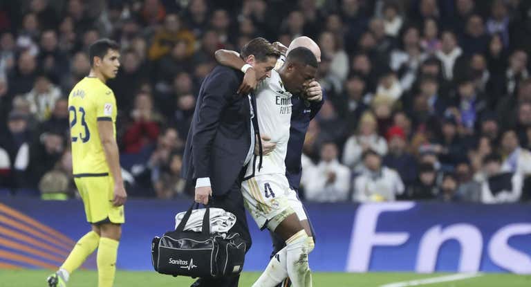 David Alaba, retirándose después de la rotura del cruzado.