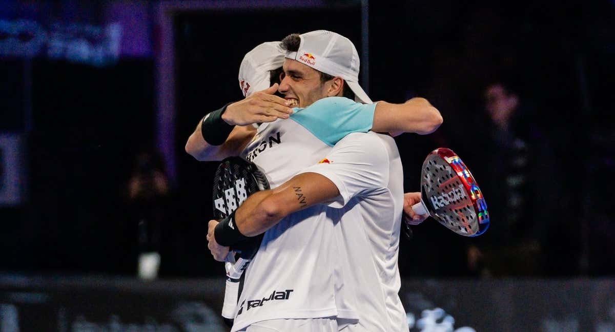 Galán y Lebrón se abrazan en Milán./PREMIER PADEL