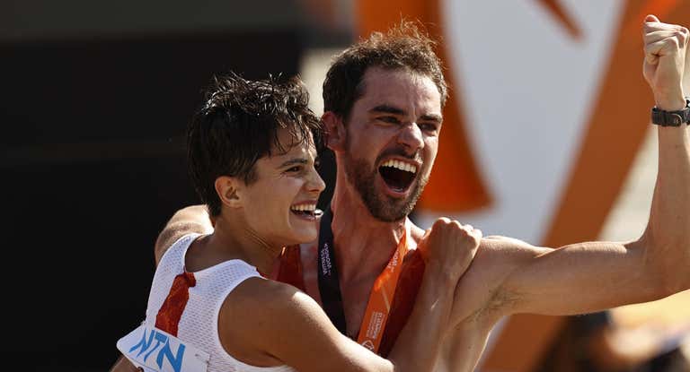 María Pérez y Álvaro Martín celebran sus medallas de oro en el Mundial de Budapest.