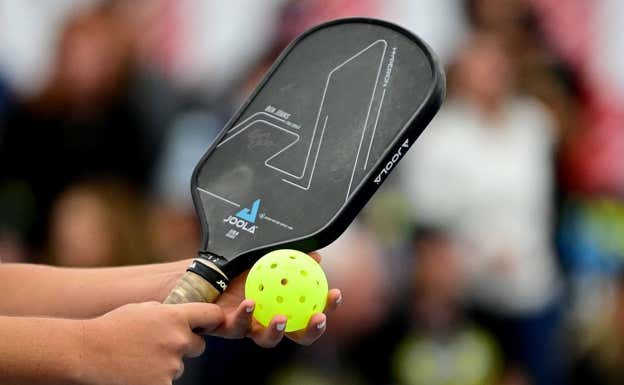 Pala y pelota de pickleball.  AFP