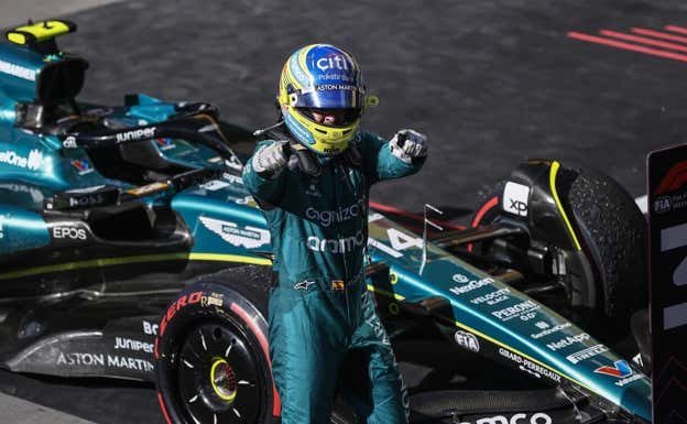 Fernando Alonso celebra el podio del GP de Sao Paulo 2023.  Aston Martin