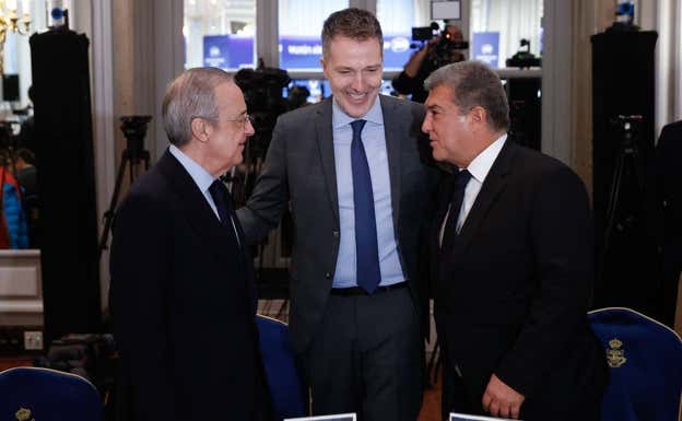 De izquierda a derecha: Florentino Pérez (presidente del Real Madrid), Bernd Reichart (director general de la Superliga y CEO de A22) y Joan Laporta (presidente del FC Barcelona).  Mariscal/EFE