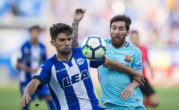 Enzo Zidane, con el Alavés, ante Messi.  GETTY