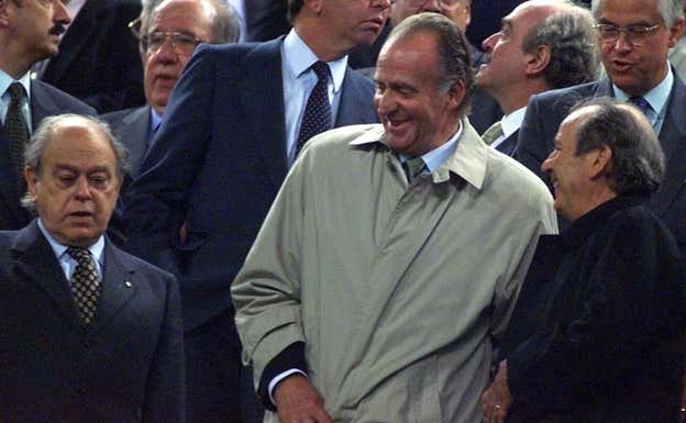 Núñez en el palco del Camp Nou con las autoridades.  AGENCIAS