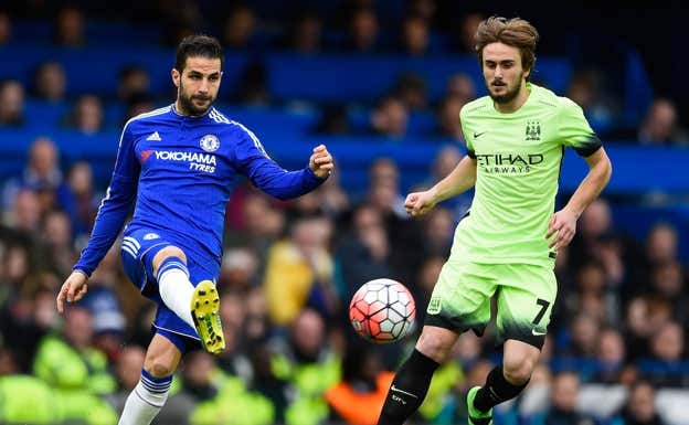 Aleix García presiona a Cesc Fàbregas durante el partido. Getty Images