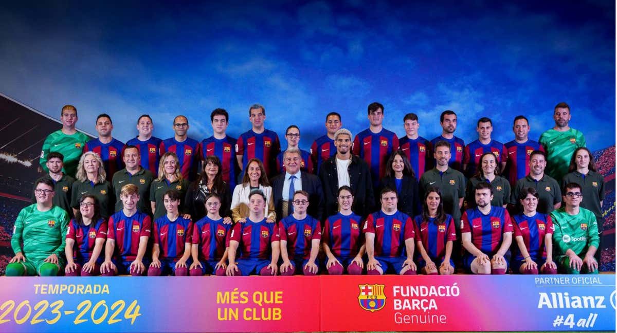 La plantilla del equipo del Barcelona de la Fundación Barça Genuine con Ronald Araujo como embajador.