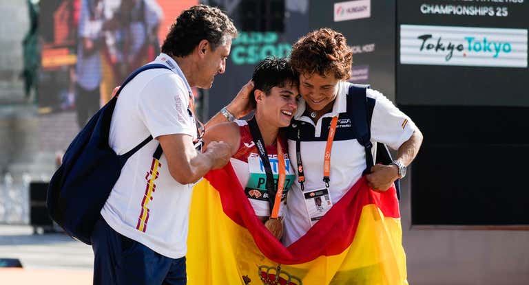 María Pérez celebró su segundo oro en Budapest con los fisioterapeutas Miquel Cos y Patricia Morales.