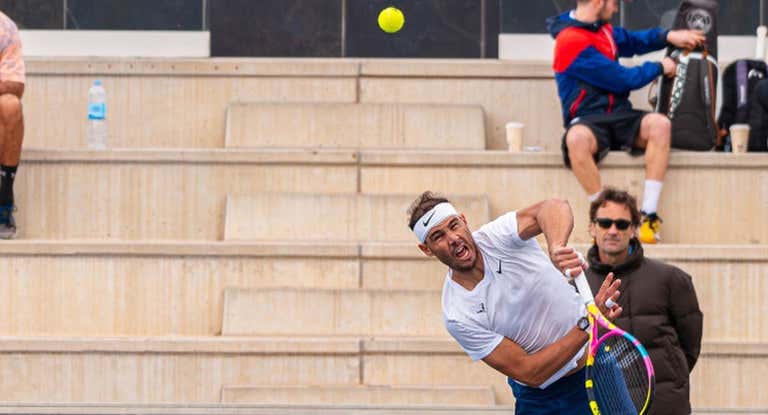 Rafa Nadal en un entrenamiento con Carlos Moyá.