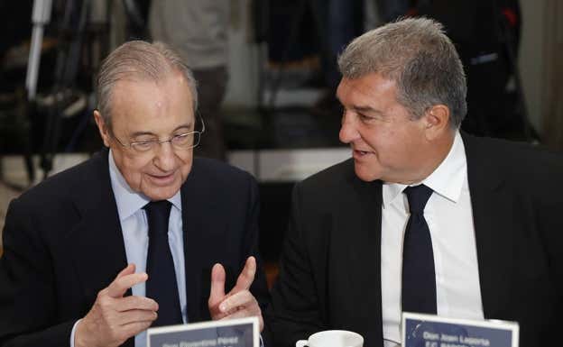 Florentino Pérez y Joan Laporta en un desayuno informativo sobre la Superliga en diciembre de 2022.  MARISCAL / EFE