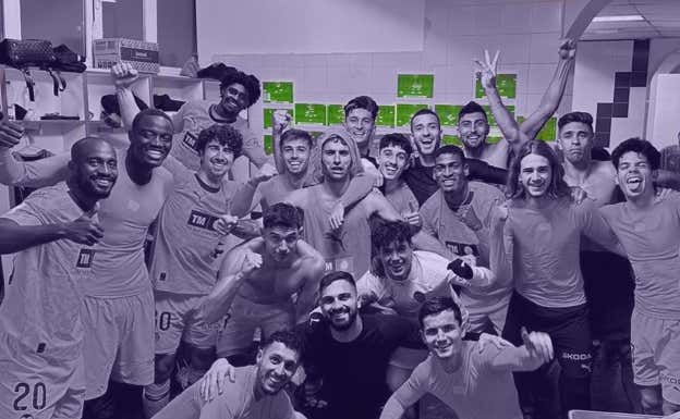 La foto de equipo del Valencia donde al fondo se aprecian las 18 posibilidades a balón parado.  Valencia CF/ Relevo.