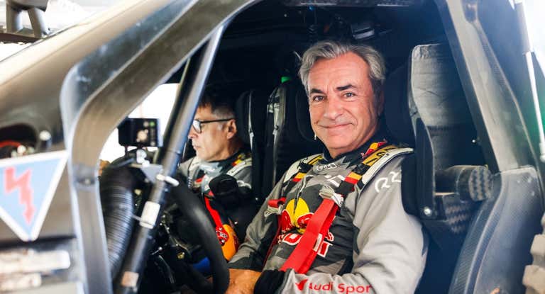 Carlos Sainz y Lucas Cruz, a bordo del Audi RS Q e-tron E2 en un test en Marruecos.