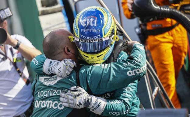 El abrazo entre Fernando Alonso y uno de sus mecánicos en el GP de Sao Paulo 2023.  Aston Martin