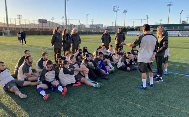Gran parte de todo el equipo en un ejercicio de comunicación previo al entrenamiento.  RELEVO