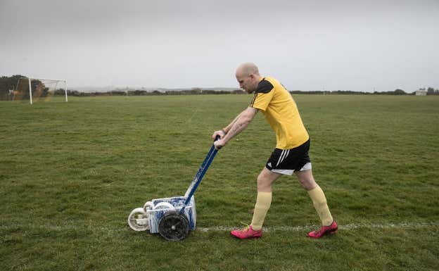 Un jugador trabaja en el césped del campo de Saint Mary. GETTY