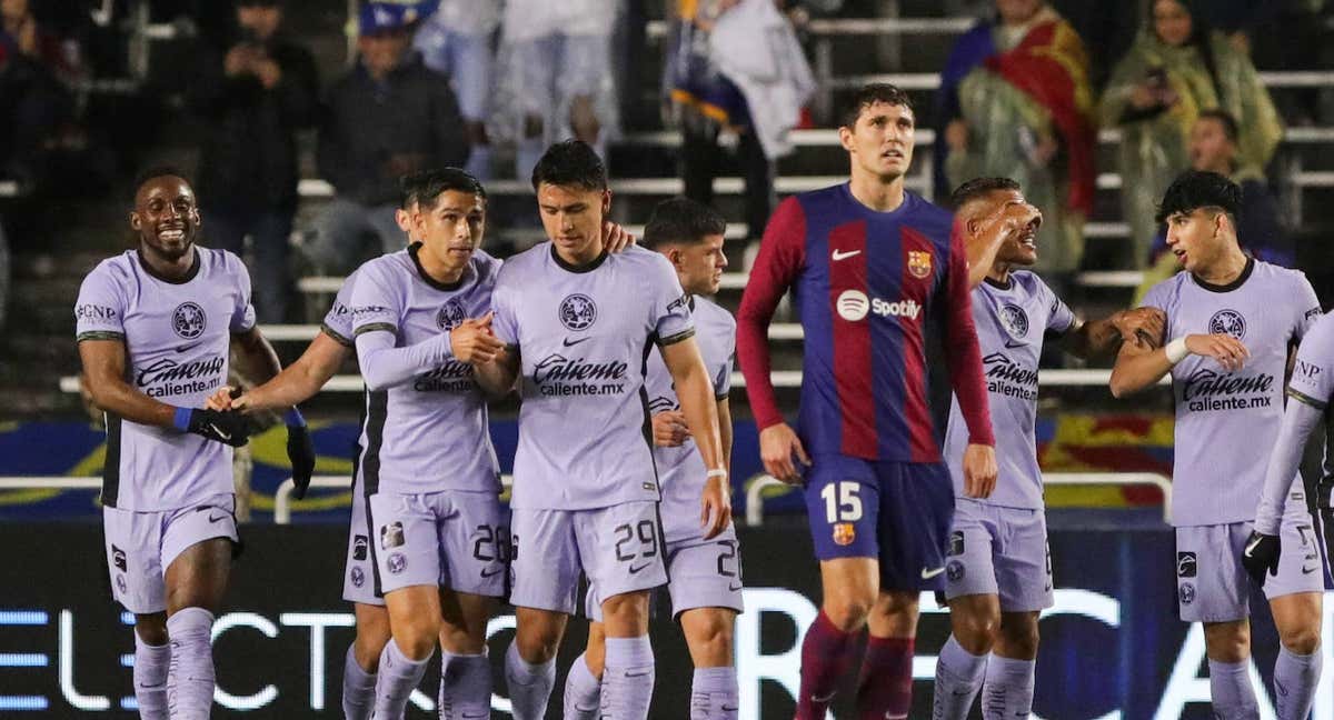 Los jugadores del América celebran un gol ante el Barcelona.