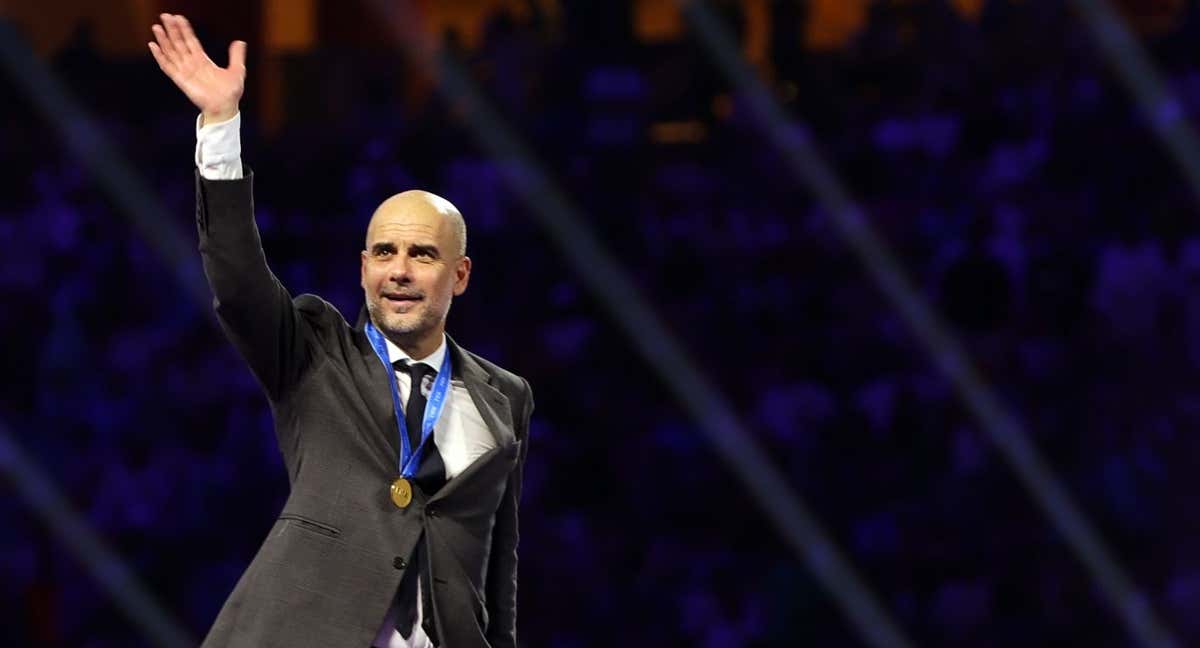 Guardiola saluda después de ganar el Mundial de Clubes.