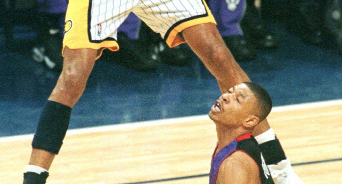 Tyrone Muggsy Bogues, el jugador más bajo de la historia del baloncesto./Reuters