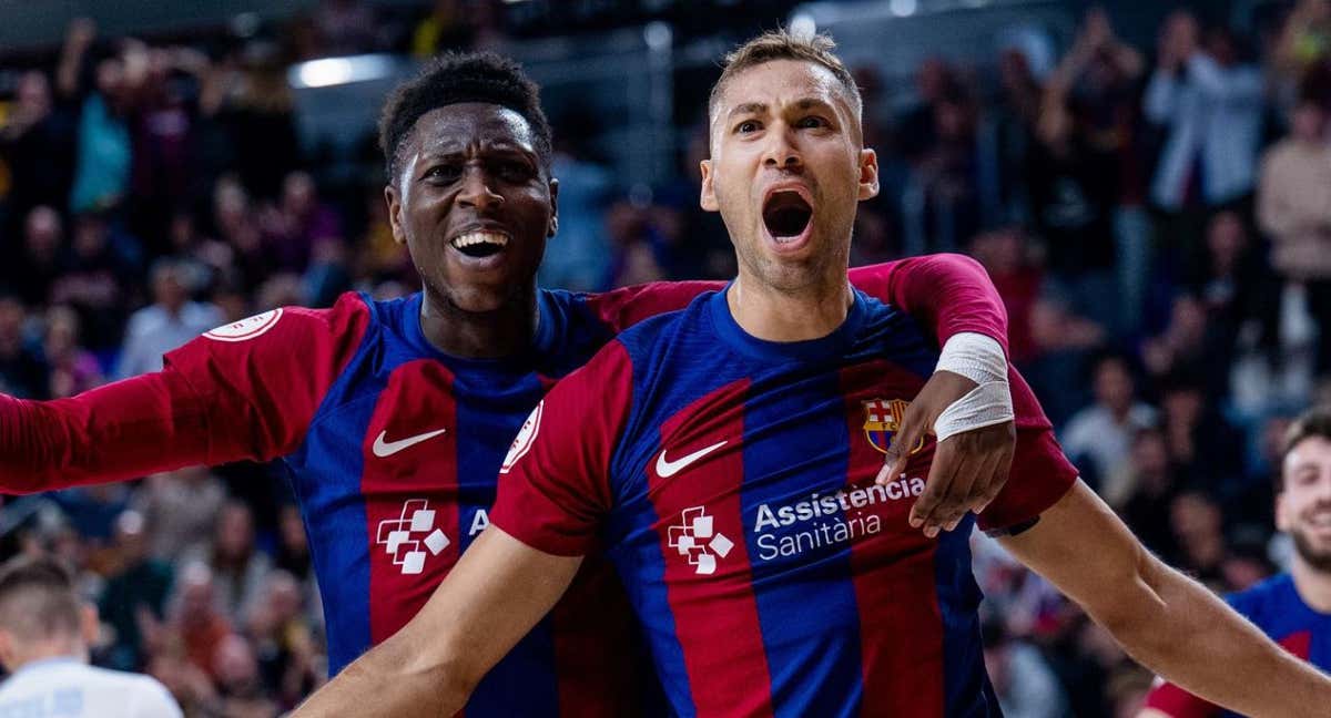 El brasileño Pito y el francés Touré celebran un gol en el Palau.