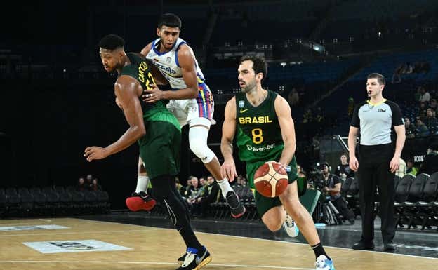 Sojo, de blanco, en un partido de 2023 ante Brasil. EFE