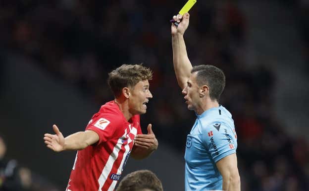 Llorente reclamando una acción a Soto Grado.  EFE