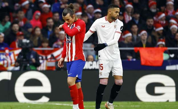 Söyüncü se lamenta ante la presencia de En-Nesyri.  REUTERS