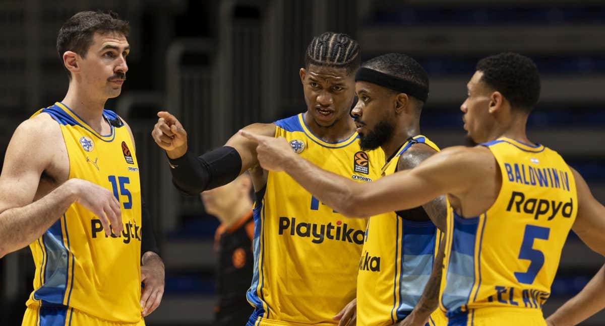 Jake Cohen, Jasiel Rivero, Lorenzo Brown y Wade Baldwin, durante un partido con Maccabi. /GETTY IMAGES