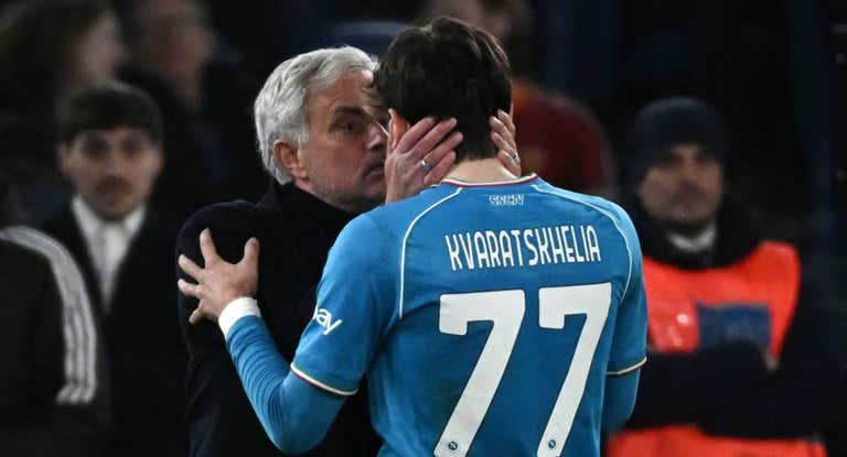 Mourinho se encara con Kvaratskhelia.